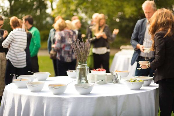 Okrągły biały obrus na stole cateringowym| Stół cateringowy, impreza ogrodowa
