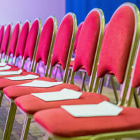 rząd krzeseł w sali konferencyjnej| krzesla-kategoria