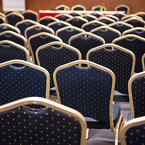 granatowe krzesła bankietowe na sali konferencyjnej