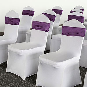 białe pokrowce na krzesła bankietowe i purpurowe wstęgi ozdobne| pokrowce-120542057_300