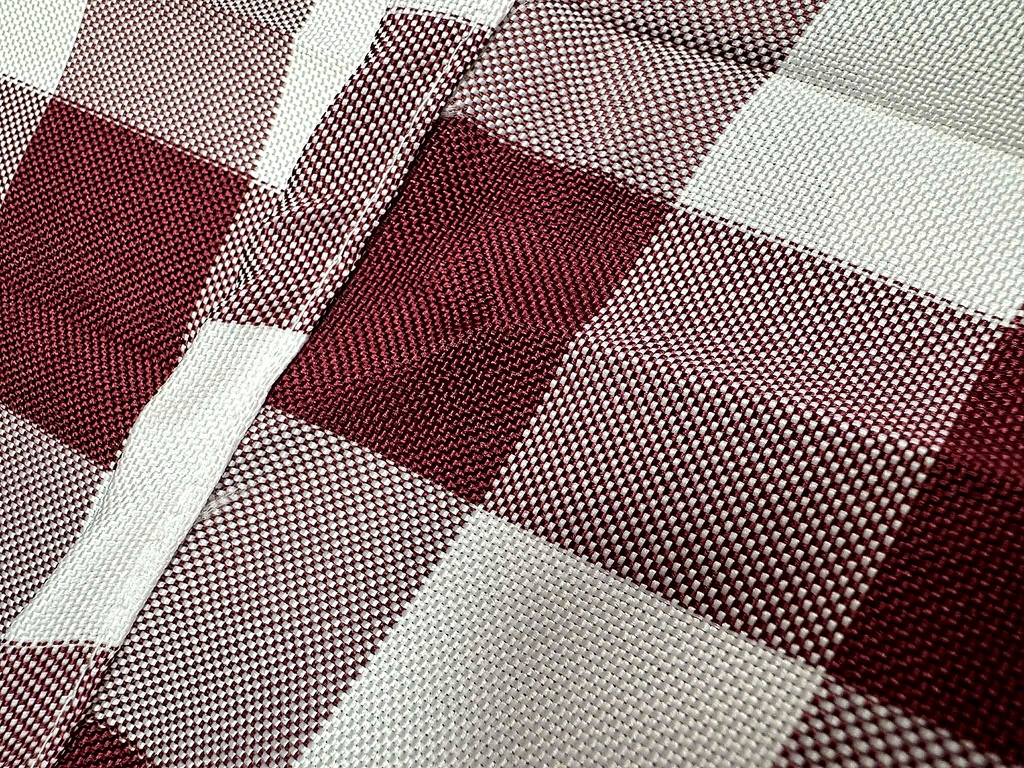 obrus na stół „krata włoska” 240×160 cm biało-bordowy | bankietowo.pl | obrus-krata-wloska-bordowo-bialy-szczegoly-0821-ARP 1