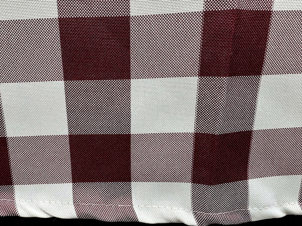 obrus na stół „krata włoska” 240×160 cm biało-bordowy | bankietowo.pl | obrus-krata-wloska-bordowo-bialy-szczegoly-0821-ARP 3