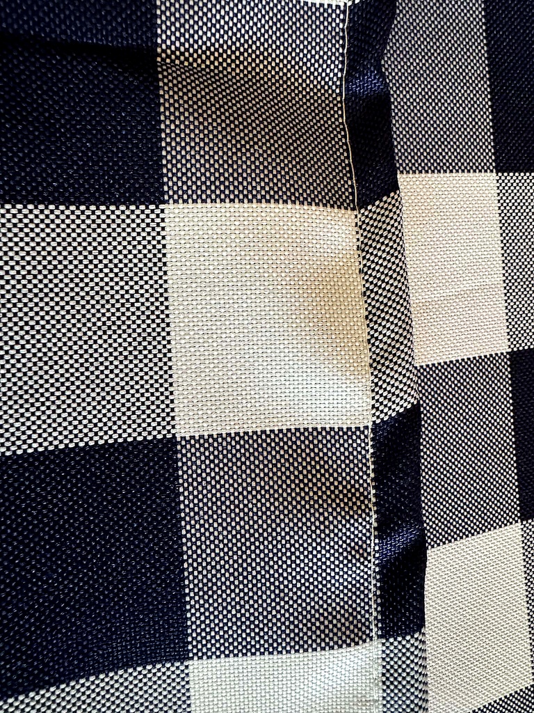 obrus na stół „krata włoska” 240×160 cm biało-niebieski | bankietowo.pl | obrus-krata-wloska-granatowo-bialy-0822-ARP-szczegoly 3